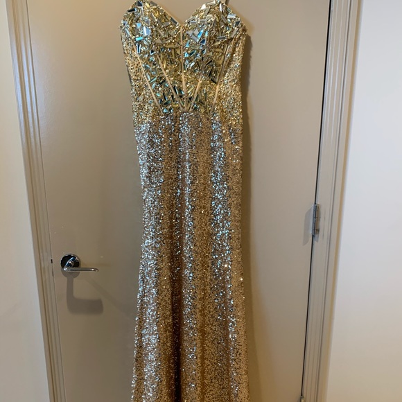 Stunning gold sequence gown with stones - Picture 2 of 7